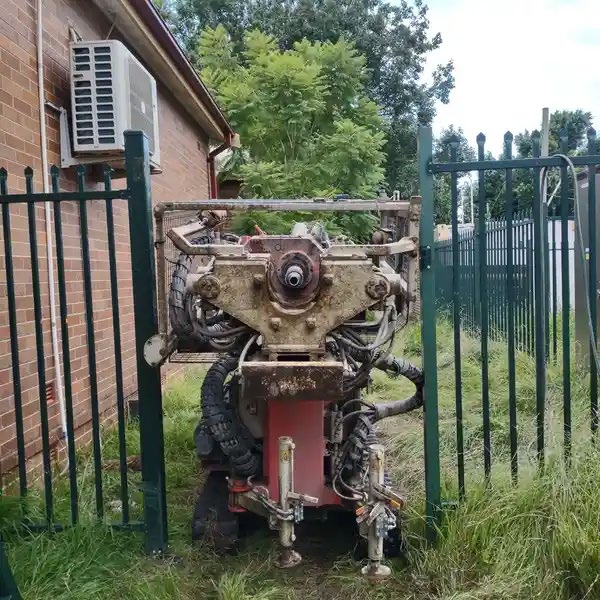 Comacchio GEO205 drilling rig positioned at a site gate